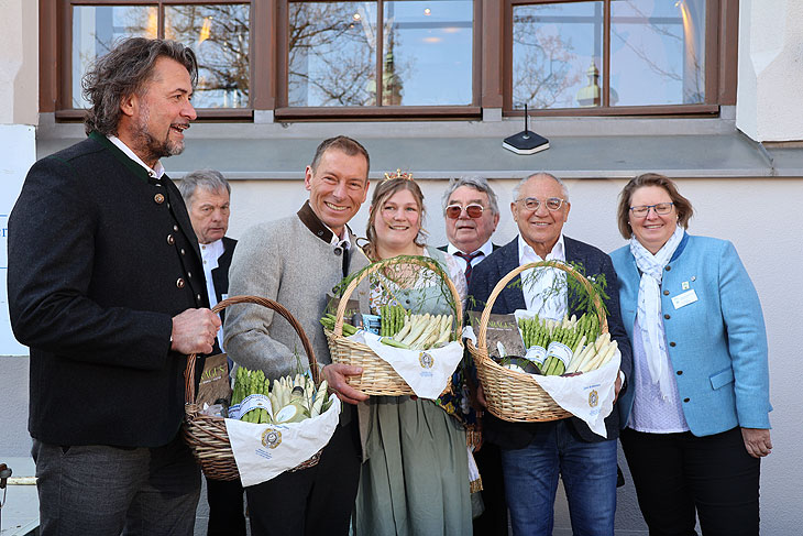  Geschenkkörbe für die prominenten Gäste gabe es zum Abschluß am 03.04.2025 (©Foto: Martin Schmitz) 